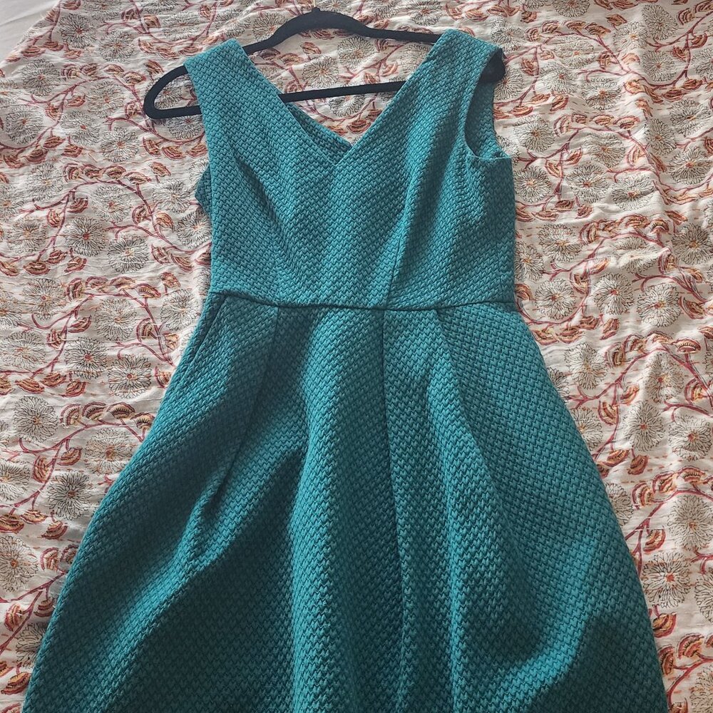 Green sleeves dress with heart pattern